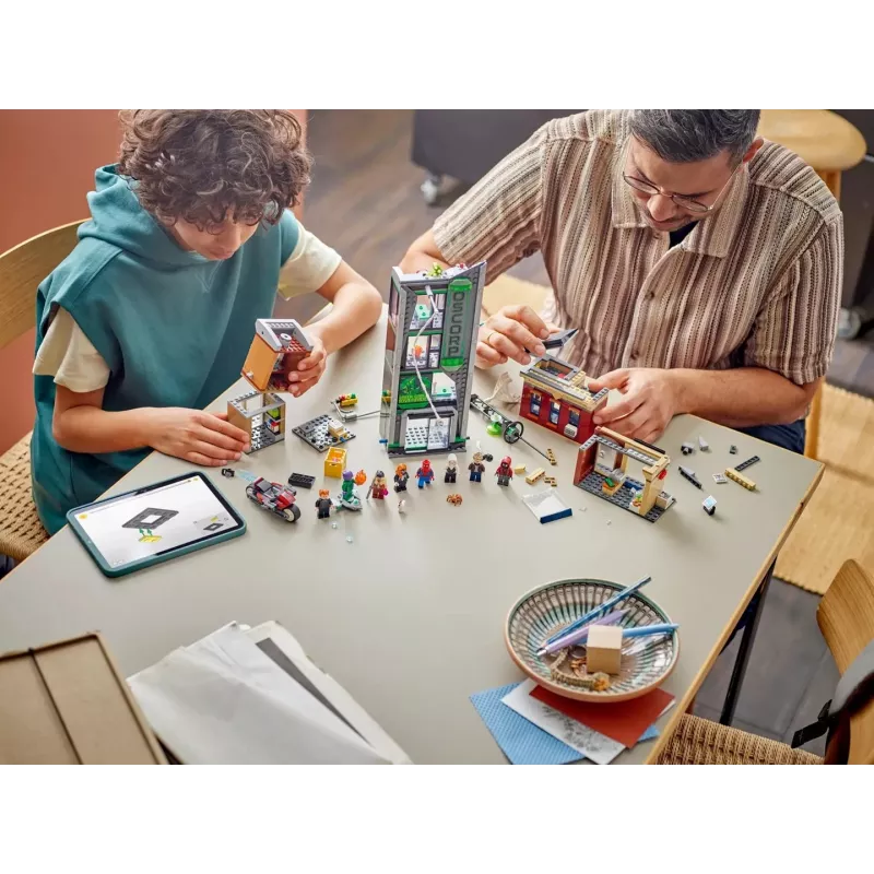 Konstrukciju rotaļlieta LEGO Marvel komplekts 76324 Zirnekļcilvēks pret Oscorp, 808 detaļas, 8 minifigūras, vecumam no 10 gadiem