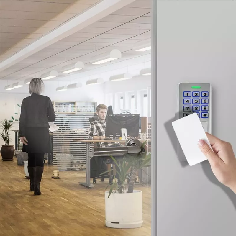 Pirkstu nospiedumu un RFID koda slēdzene QOLTEC 52447 ar IP68 aizsardzību