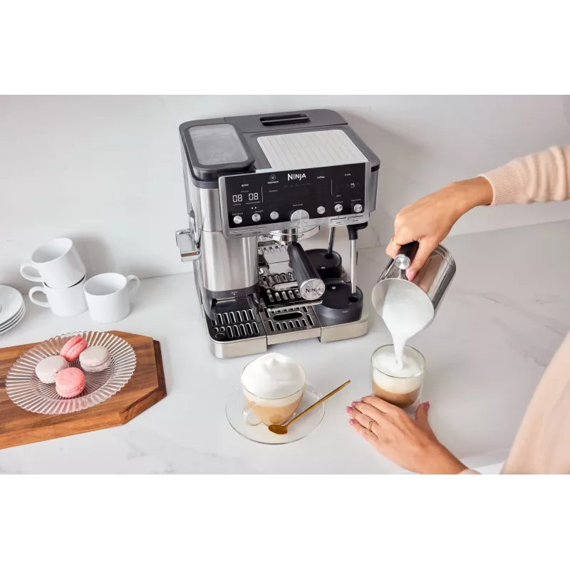 Espresso automāts Ninja ES701EU — pusautomātiskā kafija/espresso, iebūvēta dzirnaviņa, 2 L ūdens tvertne, 1650 W, 25 dzirnaviņu iestatījumi, piena tvertne, 14 bāru sūknis