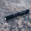 Pildspalvas lukturītis Ledlenser P4 Melns — kompakts LED pildspalvas lukturis, 180 lm, 90 m stars, AAA x2, IP54