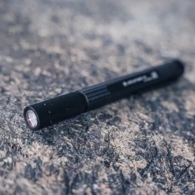 Pildspalvas lukturītis Ledlenser P4 Melns — kompakts LED pildspalvas lukturis, 180 lm, 90 m stars, AAA x2, IP54