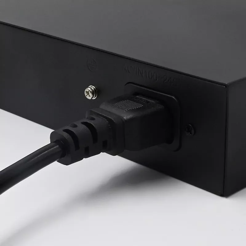Tīkla komutators QOLTEC FAST Ethernet PoE 8xRJ45 ar 2xRJ45 augšupsaiti (modelis 52290)