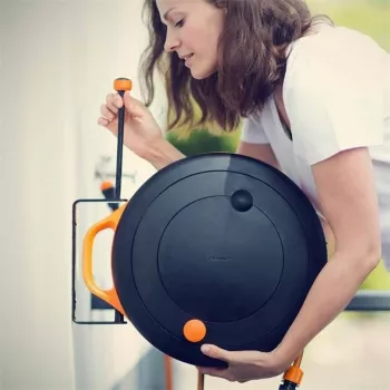 Fiskars 1020448 šļūtenes turētājs Metāla melns