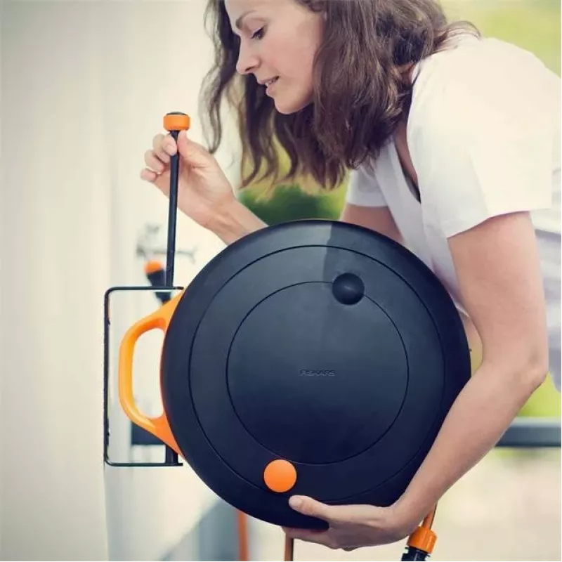 Fiskars 1020448 šļūtenes turētājs Metāla melns