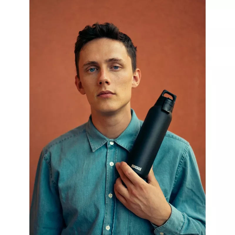 SIGG 8998.10 termoss 0,55 L, melns nerūsējošais tērauds