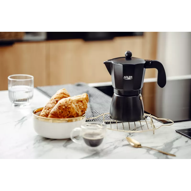 Espresso kafijas automāts Adler AD 4421 — 15 bāru sūknis, melns korpuss