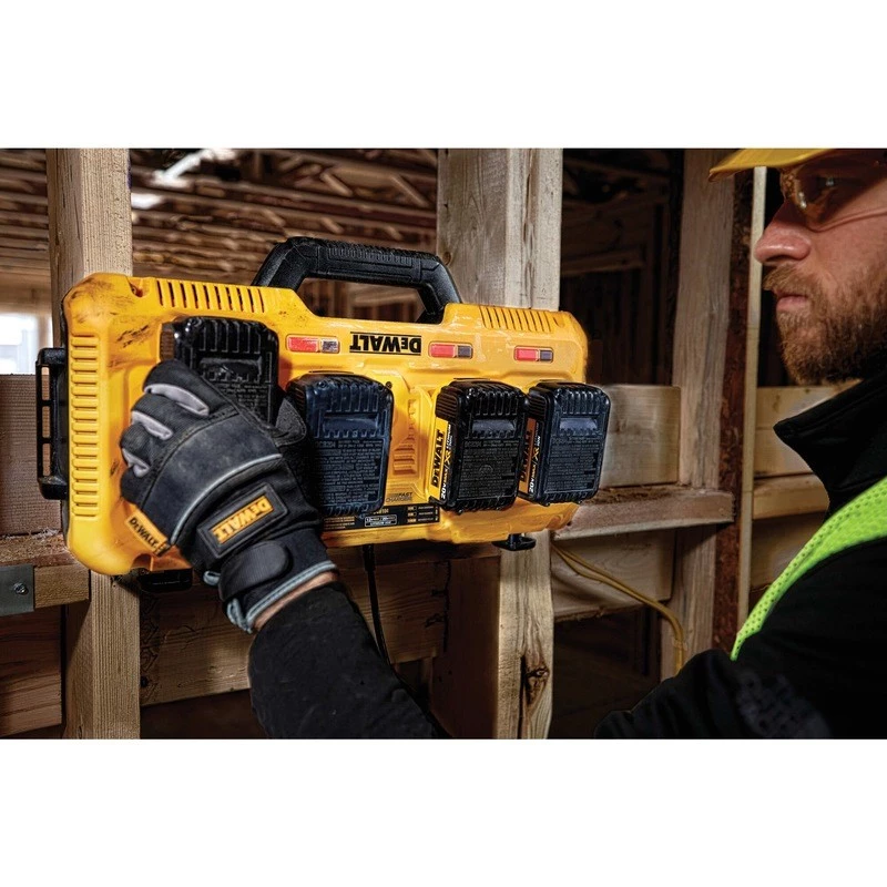 Akumulatora lādētājs DeWALT DCB104-QW