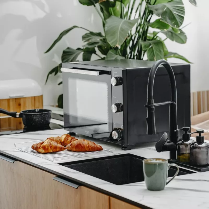 Elektriskā cepeškrāsns Adler AD 6028 — 60 L, 2000 W, brīvi stāvoša, rotējošās vadības ierīces, rotisserie, max 230°C, melna