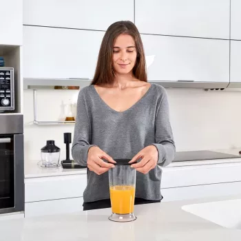 Iegremdējamais blenderis Black & Decker BXHBA1500E — 1500 W rokas blenderis ar nerūsējošā tērauda vārpstu, 20 ātrumiem, smalcinātāju, putojamo slotiņu, impulsa režīmu