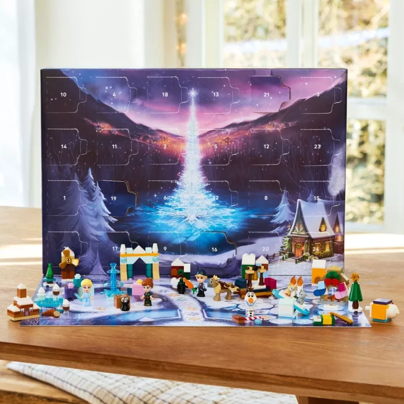 LEGO Disney Frozen Adventes kalendāra 2025 konstrukciju rotaļlieta, komplekts 43273 — 231 detaļa, 4 minifigūriņas, vecumam 5+