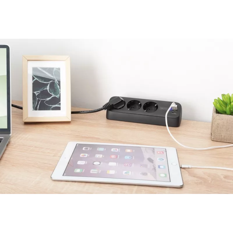 Strāvas sadalītājs DIGITUS 3-vietīgs ar 2×USB-A & 1×USB-C, 3 maiņstrāvas kontaktligzdām Tips E/F, 1,5 m kabelis, melns