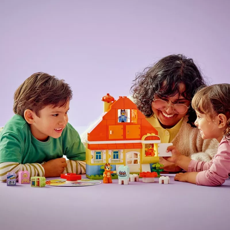 Būvējamā rotaļlieta LEGO Bluey ģimenes māja ar atmiņas spēli 10459 — 83 gabali, 3 minifigūras, vecums 3+