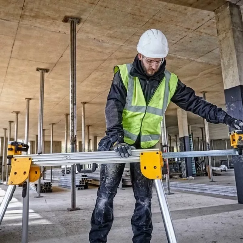 Zāģzāģa statīvs DeWalt DE7033 — alumīnija salokāms statīvs, 4 kājas, pagarināms līdz 2,5 m, kravnesība 227 kg, 16 kg