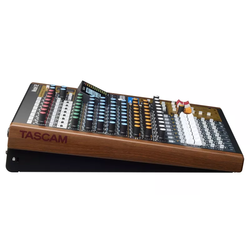 Mikseris Tascam Model 12 — 12 kanālu analogais/ciparu mikseris, 24 bitu, 48 kHz, USB‑C, SD karte, Bluetooth 5.0