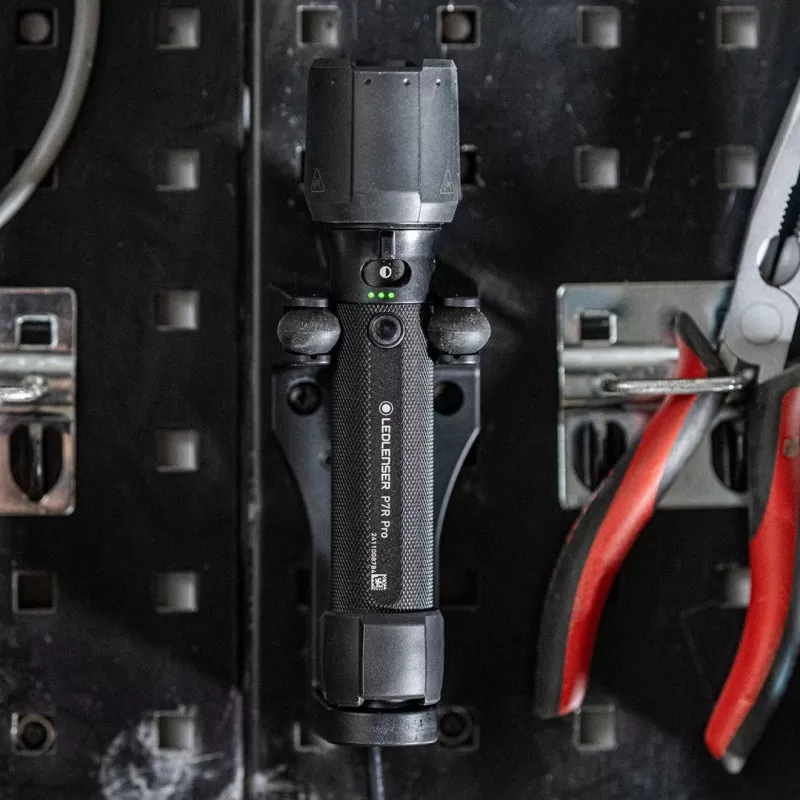 Ledlenser P7R Pro melns rokas lukturis LED