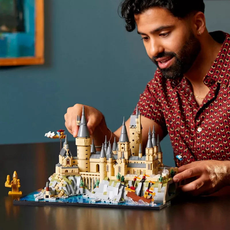 LEGO 76419 Harry Potter Cūkkārpas pils un teritorijas liels komplekts pieaugušajiem, iekļaujot ikoniskas vietas: Lielā zāle, Noslēpumu kambaris un vēl citas