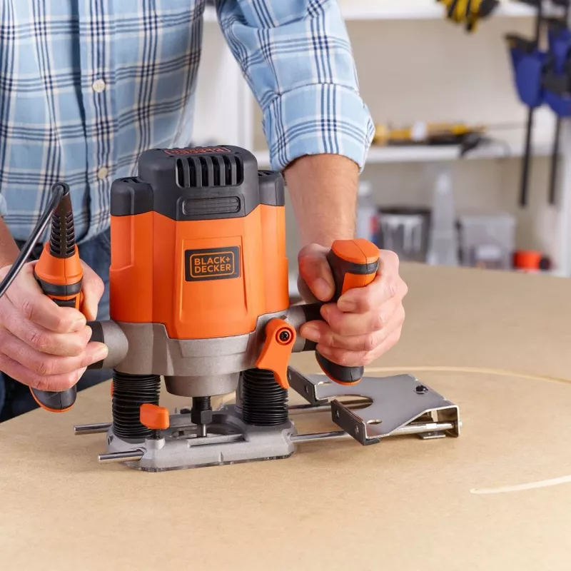 Frēze/apgriešanas iekārta Melns & Decker KW1200EKA-QS — kompakta frēze ar regulējamu dziļuma iestatījumu, ergonomisku dizainu