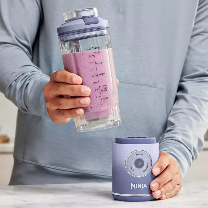 Pārnēsājamais blenderis Ninja BC251EULD — 0,57 L bļoda, baterija 11,1 V, nerūsējošā tērauda asmeņi, lavandas/caurspīdīgs
