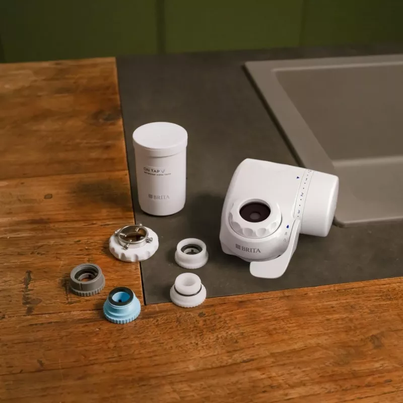 BRITA ON TAP V CU CE2 (1052067) krāna ūdens filtrs — 4 pakāpju, 600 L ietilpība, 3 režīmi, 5 adapteri, balts