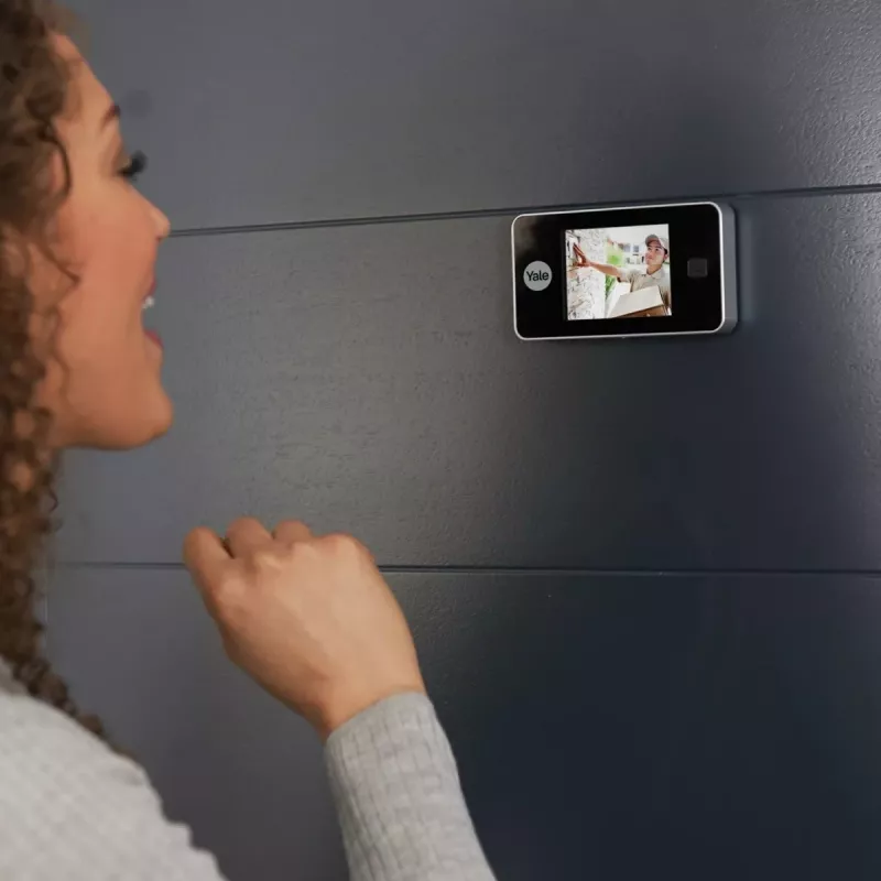 Digitālais durvju skatu meklētājs Yale 45-0500-1432-00-6011 — 3,2 collu LCD, 105° skata leņķis, 110° leņķis, melns, 2×AAA