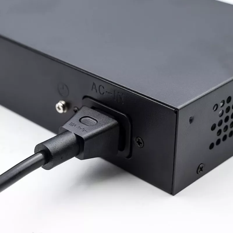 Ethernet PoE komutators QOLTEC 52296 — 4x RJ45 PoE porti, 1x RJ45 uplinks