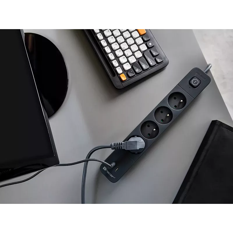 Strāvas sadalītājs TRACER TRALIS47026 ar 1,5 m kabeli, 4 USB portiem un PD 18W