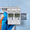 Qoltec 50882 Vienfāzes elektroniskais enerģijas patēriņa skaitītājs DIN sliedei | Wi-Fi | TUYA | 230V | LCD