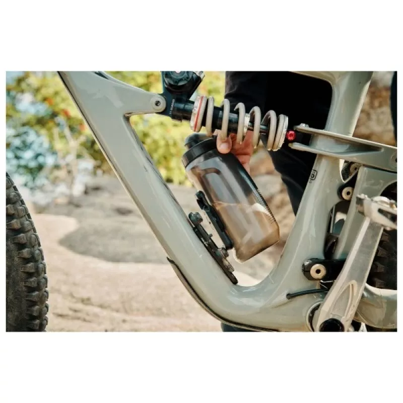 Velopudele Fidlock Twist 590 Bike Base melna 590 ml – velosipēda stiprinājuma pudele ar magnētisko fiksāciju Fidlock
