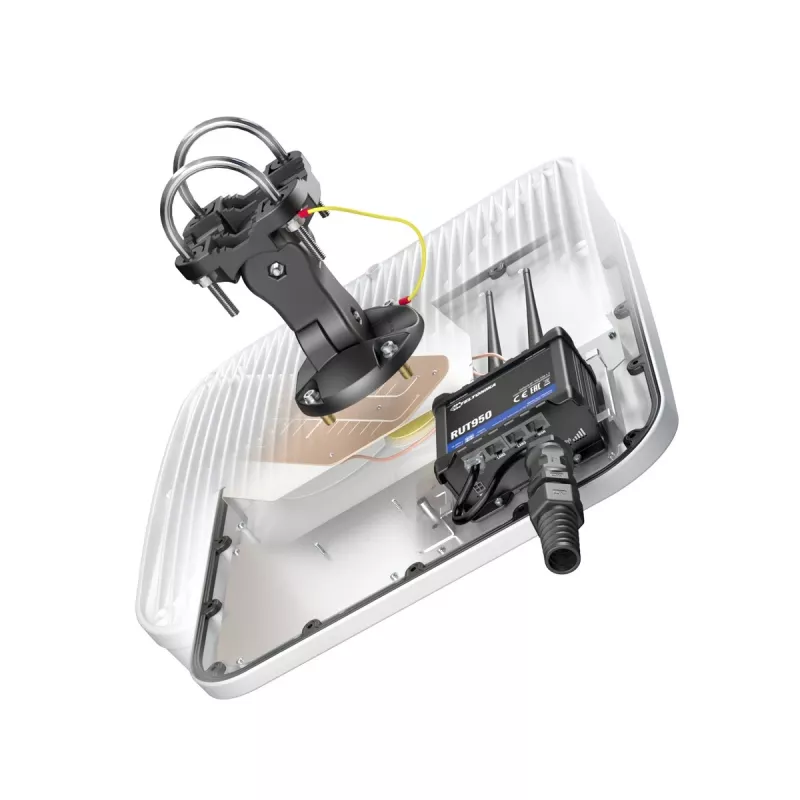 Virziena tīkla antena QuWireless AXRL — 7 dBi, 0.694–0.96 / 1.7–2.2 / 2.2–2.7 GHz, PoE/LAN, divu polarizāciju