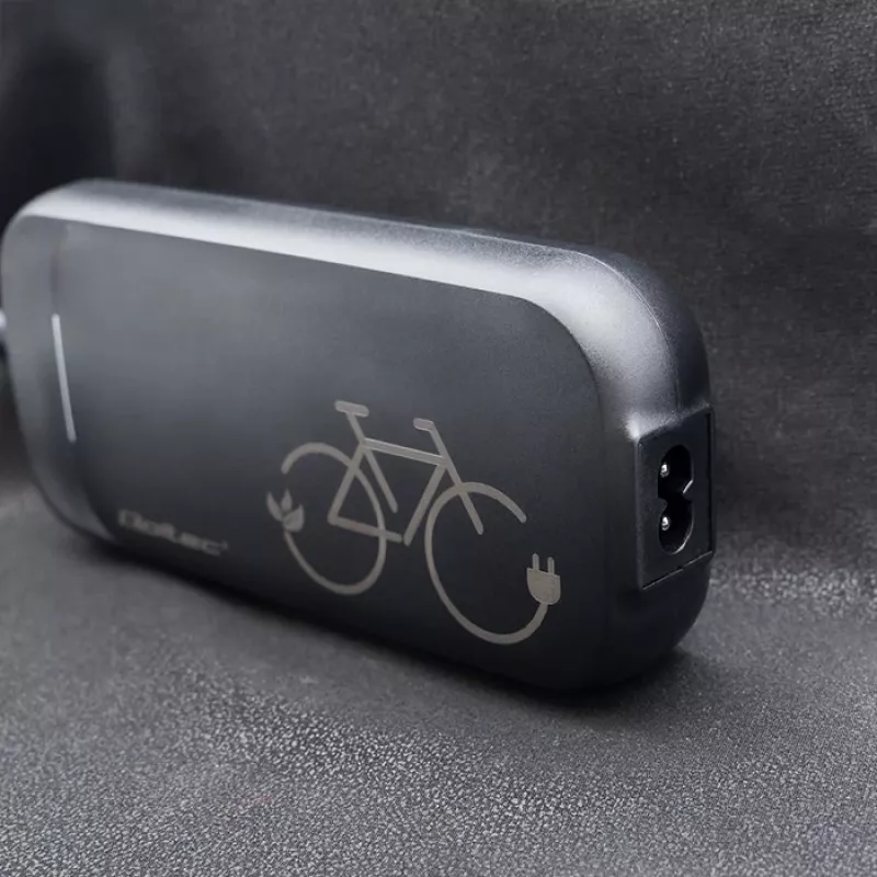 Ebike lādētājs QOLTEC 50332 — 36V/42V izeja, 2A, 5,5×2,1 mm spraudnis