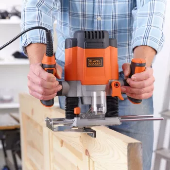 Frēze/apgriešanas iekārta Melns & Decker KW1200EKA-QS — kompakta frēze ar regulējamu dziļuma iestatījumu, ergonomisku dizainu