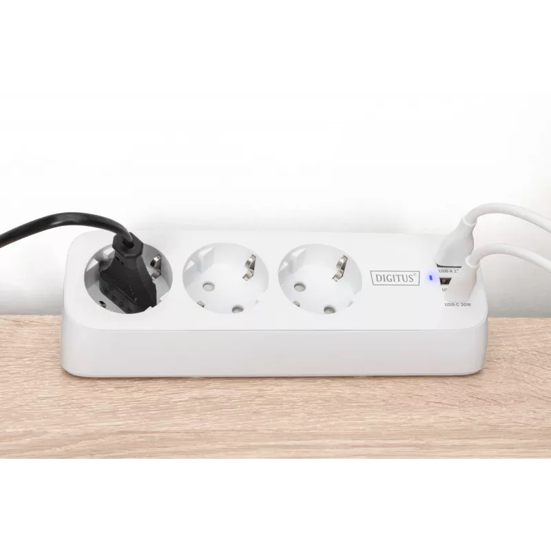 Strāvas sadalītājs DIGITUS 3-vietīgs ar 2×USB-A un 1×USB-C, 3 maiņstrāvas rozetes tips E/F, 1,5 m kabelis, balts