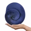 Ceļojumu kakla spilvens Qmed DRQE3J1CDXUXP — ergonomisks, kontūrveida, PU putas, 240×230×125 mm, blīvums 45 kg/m³, granāta krāsā