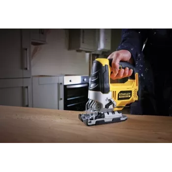 Finierzāģis STANLEY FME340K — 710 W, 3000 gāj./min, griešanas dziļums kokā 85 mm, tēraudā 10 mm, augšējais rokturis, slīpuma regulēšana