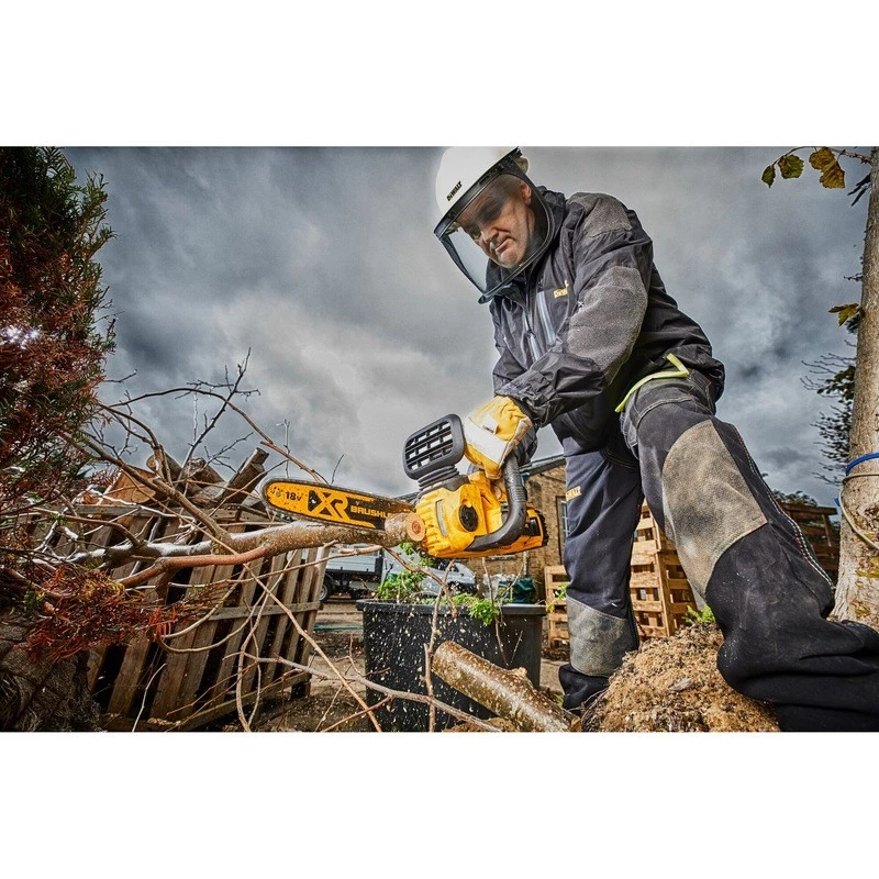 Motorzāģis DeWALT DCM565N-XJ — bezvada, darbināms ar baterijām, 30 cm sliede, 5 Ah baterijas ietilpība, 0,14 l eļļas tvertne