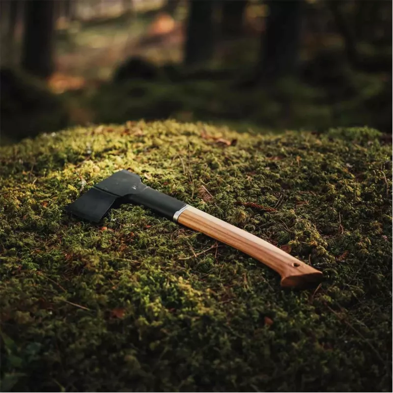 Rokas cirvis Fiskars Universal AX N10 1051143 — viegls, izturīgs dizains, modelis 1051143