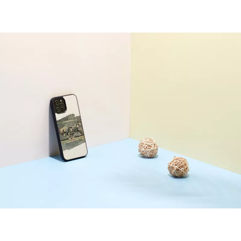 Telefona maciņš Man and Wood iPhone 12 / 12 Pro — balta vērša dizains