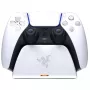 Uzlādes statīvs Razer RC21-01900100-R3U1 PlayStation 5 kontrolieriem — balts, uzlādē vienu kontrolieri, komplektā USB-C–USB-A kabelis