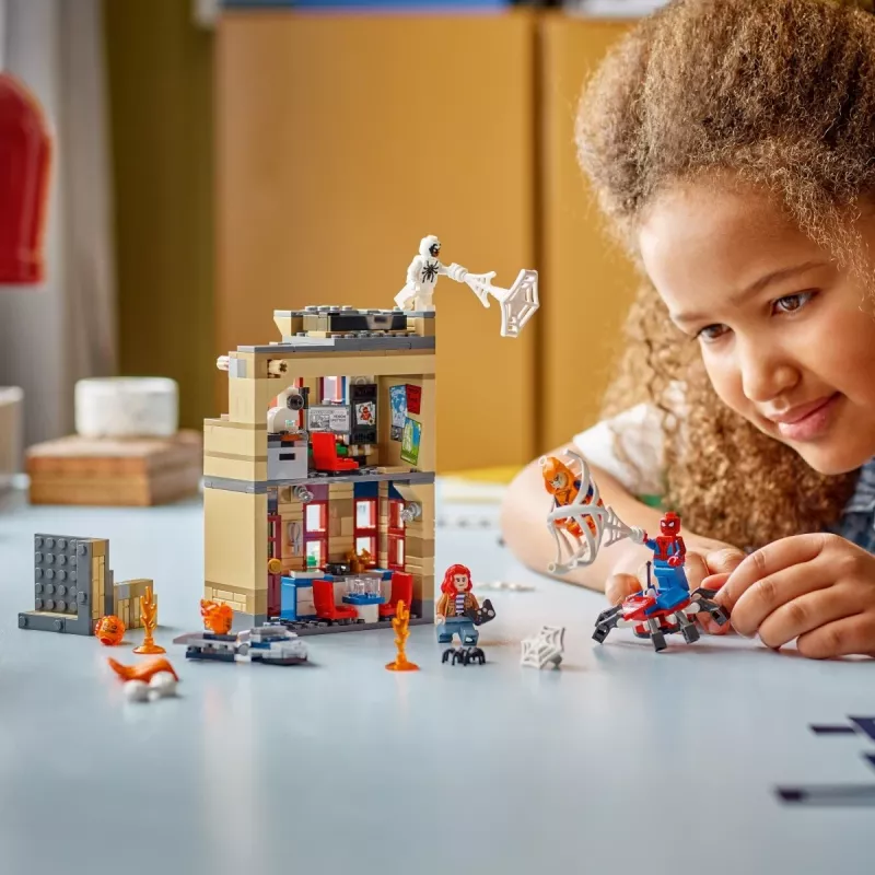LEGO Marvel komplekts 76317 Pītera Pārkera dzīvoklis ar Zirnekļcilvēka minifigūru