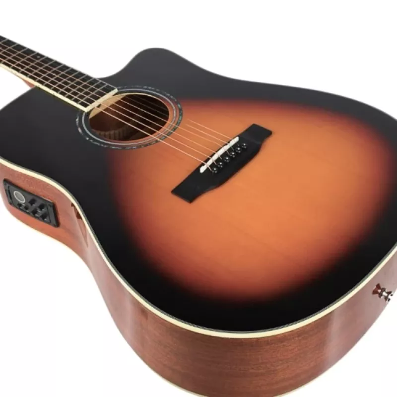 Elektroakustiskā ģitāra V-tone VEAG1 CE 4/4 Wood — pilna izmēra dreadnought, izgriezums, egles koka virsma, sarkankoka aizmugure un sāni, iebūvēts priekšpastiprinātājs