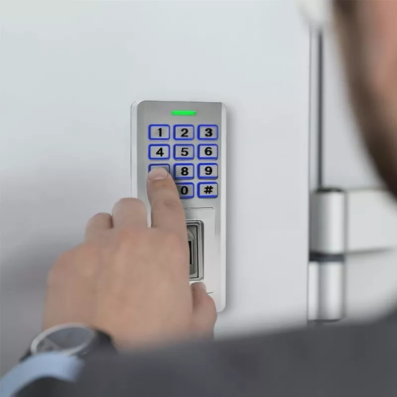 Pirkstu nospiedumu un RFID koda slēdzene QOLTEC 52447 ar IP68 aizsardzību