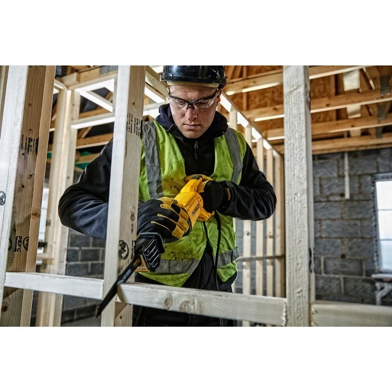 Virzuļzāģis DeWALT DWE305PK, 1100 W, gājiens 29 mm, maks. 2800 gājieni minūtē, griešanas dziļums kokā 280 mm, metālā 100 mm, svars 3,5 kg