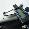 iFixit digitālais bīdmērs ar zilu LCD ekrānu