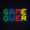 Neona izkārtne MANTA SNL102MT — 'Game Over' stila izgaismots sienas dekors, pieslēdzams LED neona efekts
