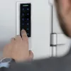 Qoltec 52448 koda slēdzene TITAN ar pirkstu nospiedumu lasītāju | RFID | BT 4.0 | kods | karte | piekariņš | durvju zvans | IP68 | EM