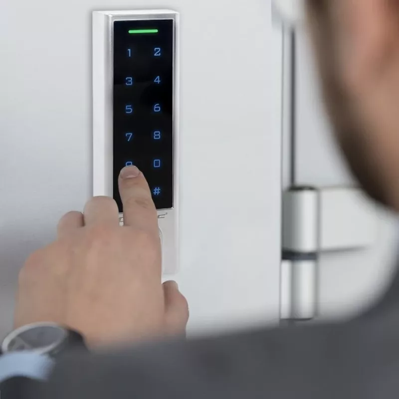Qoltec 52448 koda slēdzene TITAN ar pirkstu nospiedumu lasītāju | RFID | BT 4.0 | kods | karte | piekariņš | durvju zvans | IP68 | EM