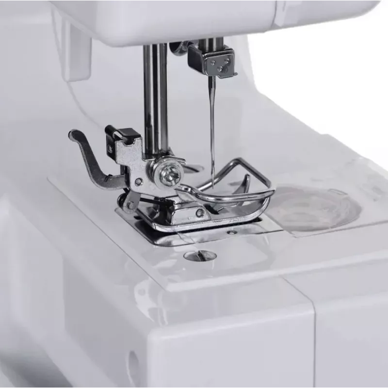 Pusautomātiskā šujmašīna SINGER M1005 — 11 dūrieni, 4 mm dūriena platums, augšējā ielaižamā spolīte, brīvā roka, 2,5 kg