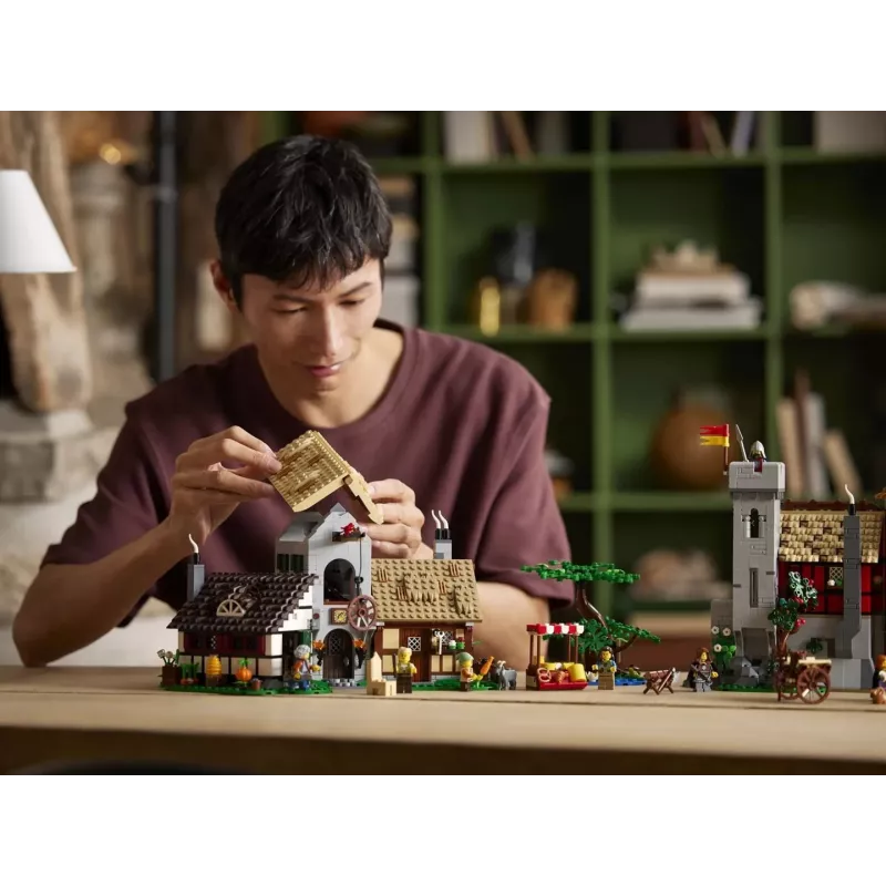 LEGO ICONS 10332 Medieval Town Square