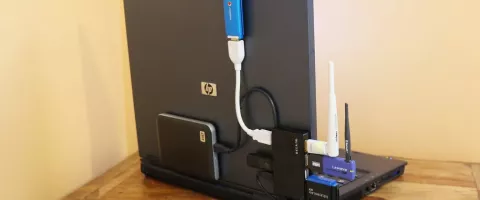 USB centrmezgls pret dokstaciju: kura no tām patiešām nepieciešama jūsu darba vietai?