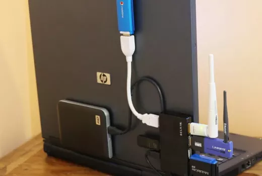 USB centrmezgls pret dokstaciju: kura no tām patiešām nepieciešama jūsu darba vietai?